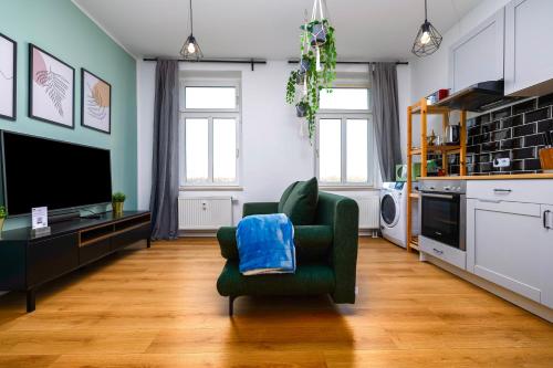 un soggiorno con sedia verde e TV di Kernsaniert-Küche-Parkplatz-Designerbad-Netflix a Lipsia