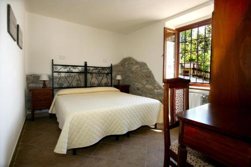 a bedroom with a bed and a window at B&B Podere Bramapane in Montelungo Superiore