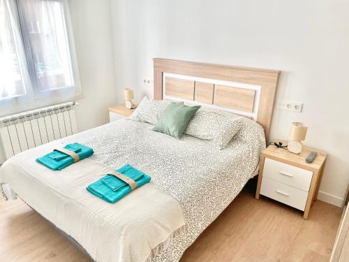 - une chambre avec un lit et 2 serviettes dans l'établissement Apartamento Zarracina Centro, à Gijón