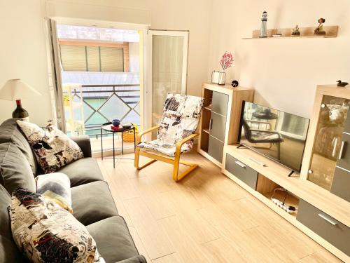 - un salon avec un canapé et une télévision dans l'établissement Apartamento Zarracina Centro, à Gijón