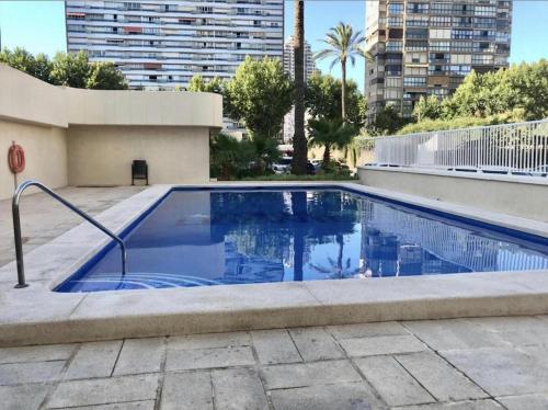 una piscina en medio de una ciudad en Apartamento Torre Levante, primera línea de playa, en Benidorm