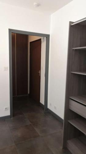 une pièce vide avec un placard et une porte dans l'établissement Grand T1 très calme Proche centre ville Rodez, à Rodez