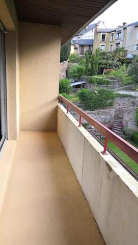 un balcón vacío con vistas a un edificio en Grand T1 très calme Proche centre ville Rodez en Rodez