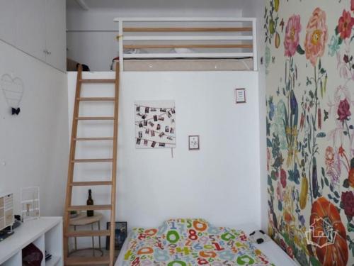 - une petite chambre avec des lits superposés et une échelle dans l'établissement Loft très calme centre de Paris, à Paris