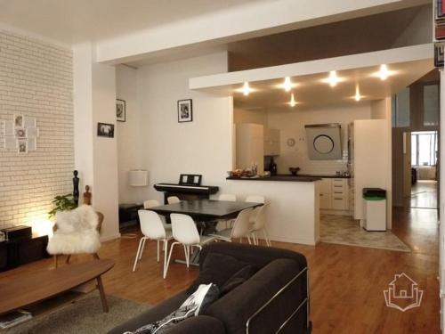 un salon avec un canapé et une table dans l'établissement Loft très calme centre de Paris, à Paris