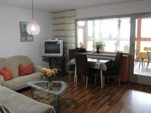 een woonkamer met een bank en een tafel bij Welcoming Chalet near Forest in Rohrnbach in Röhrnbach