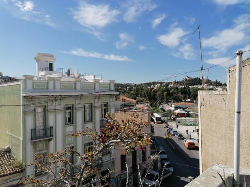 una vista desde el techo de un edificio en THISSIO ROOM IN THE APARTMEN SHARE, en Atenas