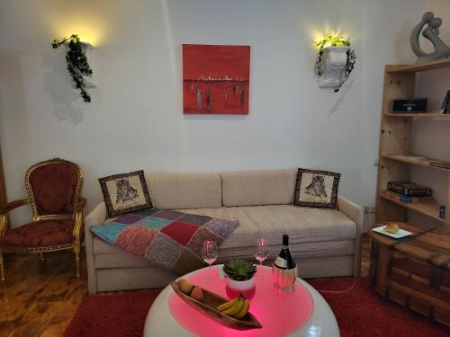 - un salon avec un canapé et une table avec des verres à vin dans l'établissement Ferienapartment Schlummerhausen, à Beilstein