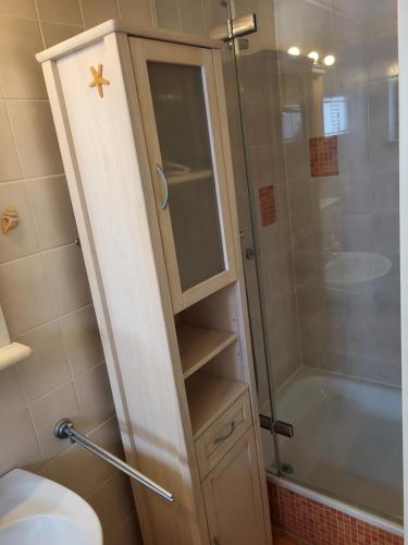 a bathroom with a shower and a toilet and a sink at Ferienapartment Schlummerhausen in Beilstein