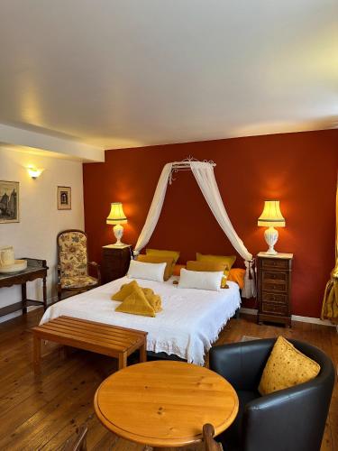 une chambre avec un grand lit et une table dans l'établissement Les Florentines, à Carcassonne