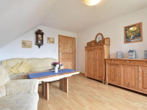 ein Wohnzimmer mit einem Sofa und einem Tisch in der Unterkunft Elegant Holiday Home in Kr pelin near Horse Riding in Boldenshagen