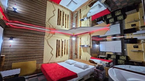 ドニプロにあるMamba Hotelのベッド1台とシンクが備わる客室です。