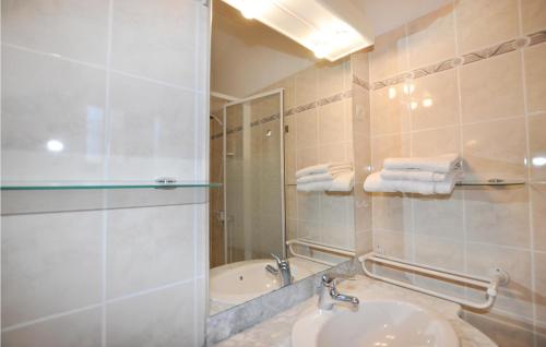 サン・シプリアン・プラージュにあるBeautiful Home In Saint Cyprien Plage With 3 Bedrooms And Wifiのバスルーム(シンク、シャワー、鏡付)