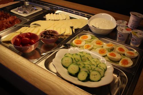 a buffet with eggs and cucumbers and other food at Garni Unterwegguetl in Naturno