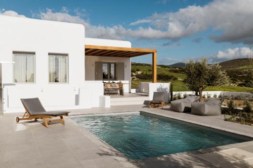 Villa con piscina frente a una casa en P square Luxury villas Naxos, en Kastraki Naxou