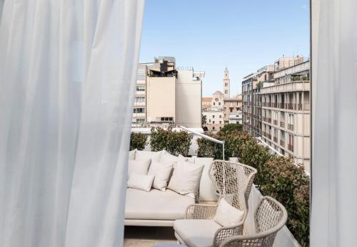un divano bianco posto sopra un balcone di Le Terrazze Suites a Bari