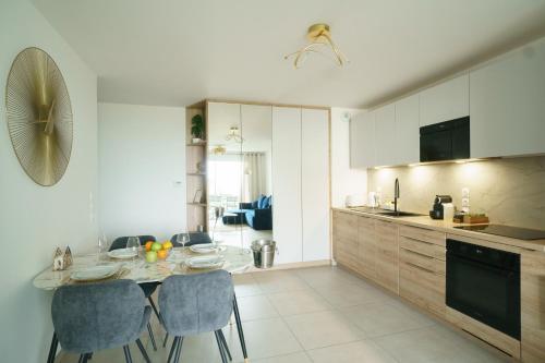 Η κουζίνα ή μικρή κουζίνα στο Royal Park lake view apartment
