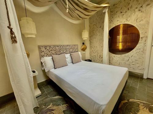 1 dormitorio con 1 cama blanca grande en una habitación en Natura LifeStyle gran Vía, en Madrid