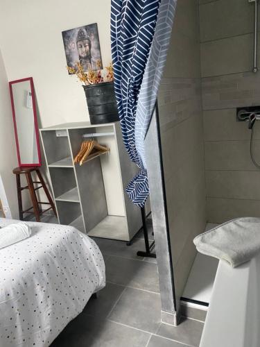 Zimmer mit einem Bett und einem Spiegel neben einem Bett in der Unterkunft Les trois clefs in Maslives