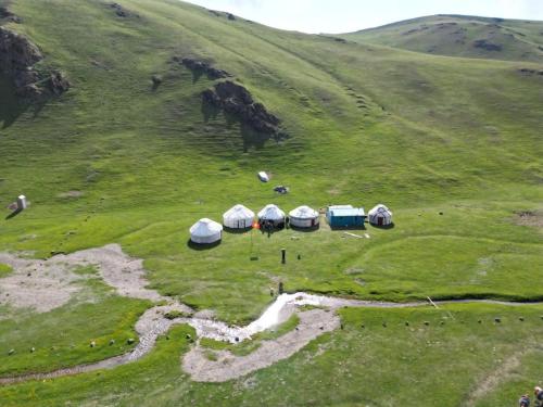 Vue aérienne d'un groupe de tentes sur une colline dans l'établissement Kanat Yurt Camp, à Shamaldy-Say