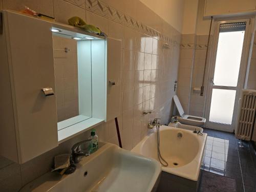 a bathroom with a sink and a tub and a toilet at 2 letti singoli a linea M1 Sesto Rondo' in Sesto San Giovanni