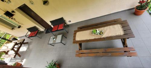 an overhead view of a waiting room with a table and chairs at Casa Patryk in Orşova