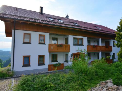 ein weißes Haus mit Balkon an der Seite in der Unterkunft Holiday home with panoramic view and every convenience spa in Waldkirchen