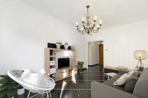 un soggiorno con divano e TV di Cà Adri , appartamento in posizione strategica per godere delle spiaggia e dei sentieri Outdoor ! a Finale Ligure