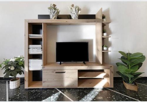 un centro di intrattenimento in legno con TV a schermo piatto di Cà Adri , appartamento in posizione strategica per godere delle spiaggia e dei sentieri Outdoor ! a Finale Ligure