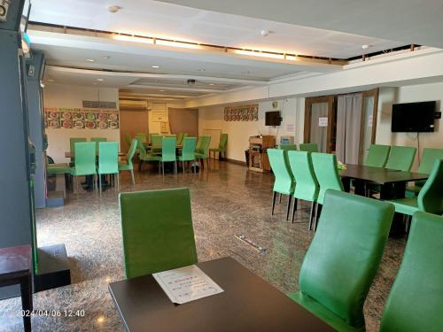 a conference room with green chairs and a table at 夏威夷酒店Melody Hawaii Hotel in Taitung City
