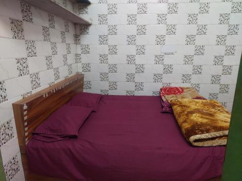 Łóżko lub łóżka w pokoju w obiekcie Annu Bhai sewa sadan