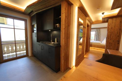 eine Küche mit einem Waschbecken und einem großen Fenster in der Unterkunft Appartements Hochödlehen in Schönau am Königssee