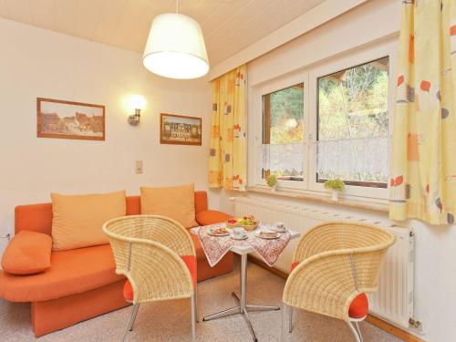 uma sala de estar com um sofá e uma mesa em Luxurious Apartment in Heubach Germany in the Forest em Fehrenbach