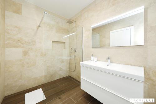 un bagno con un lavandino bianco e uno specchio di Beautiful Villa In Kraj With Outdoor Swimming Pool And Wifi a Kraj