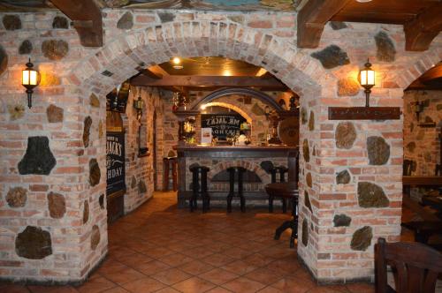 Un restaurante u otro lugar para comer en Hotel Tukums
