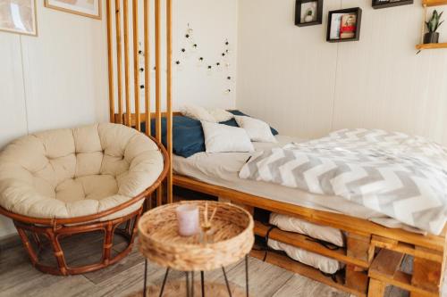 Sidehill - zážitkové ubytovanie v prírode房間的床