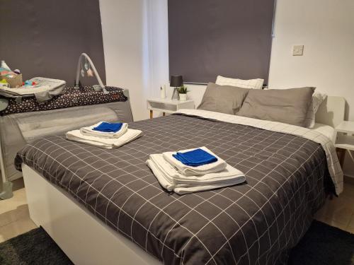 Un dormitorio con una cama con toallas azules. en Blue Pearl holiday apartments with pool in kato paphos, en Pafos
