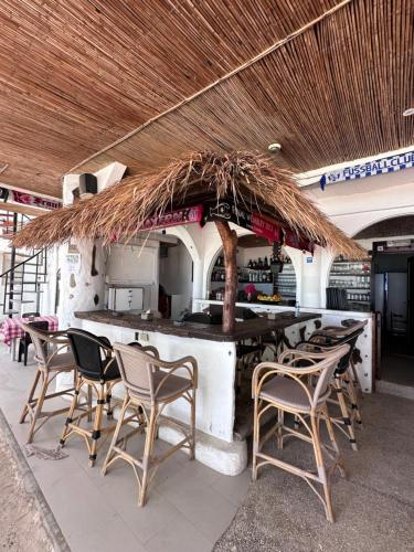 um grupo de cadeiras e uma mesa num restaurante em Sundown Resort & Austrian Pension House em Boracay