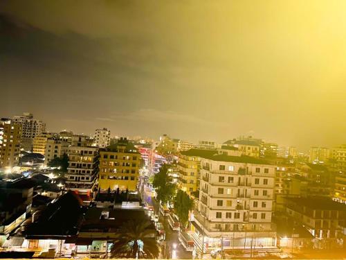 una città di notte con edifici e lampioni di Downtown Dreamspace City - 3 bedrooms a Dar es Salaam