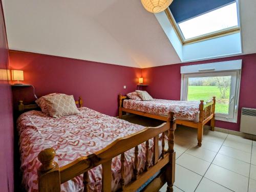 una camera da letto con due letti e una finestra di Gîte spacieux avec cheminée, proche nature, accessible PMR, idéal famille et motards - FR-1-589-34 ad Anould