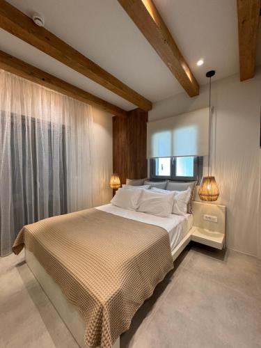 Un dormitorio con una cama grande y una ventana en Poema Antiparos, en Antíparos