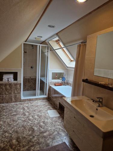 帕蘭加的住宿－貝拉維拉酒店，带浴缸、水槽和淋浴的浴室