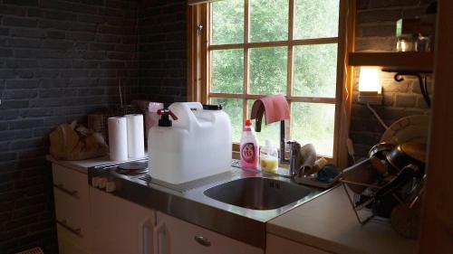 a kitchen counter with a sink and a window at Mysigt boende på Brenäsudden in Insjön