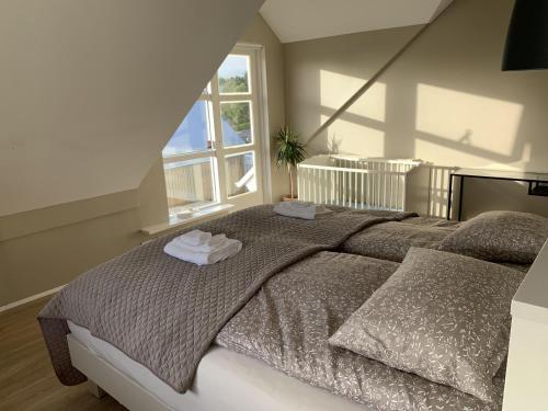 Voodi või voodid majutusasutuse Amazing 4-Bed House in Reykjavik free use of car! toas