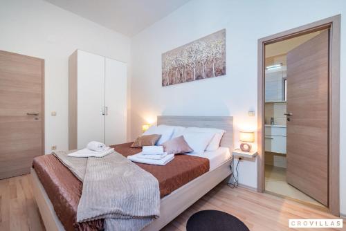 - une chambre avec un grand lit et un miroir dans l'établissement Luce, à Zadar