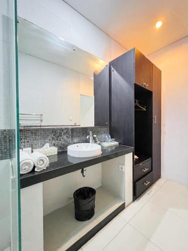 a bathroom with a sink and a mirror at Apple Villas & Apartments in Kerobokan