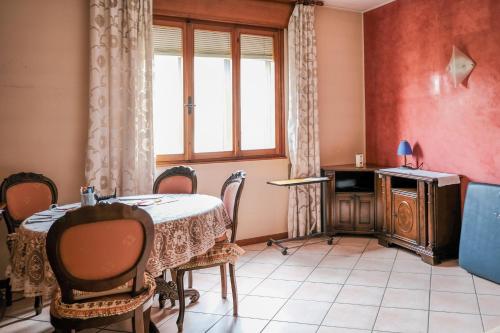 comedor con mesa y ventana en Appartamento tranquillo a 10 minuti da Padova en Sarmeola