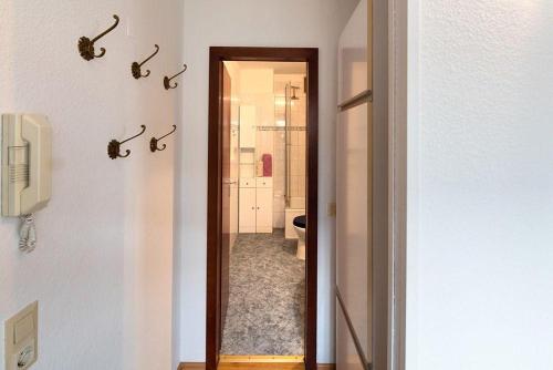 シャルボイツにあるFerienwohnung-Seetempel-Wohnung-Nr-29のバスルーム(トイレ付)、バスルームのサイドサイドへ続くドアが備わります。