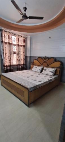 - un lit dans une chambre avec plafond dans l'établissement Cozy Retreat, à Haridwar