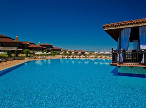 uma grande piscina azul com um resort em СОЗОПОЛ - MORE SUN СОЗОПОЛИС 2 Б em Burgas